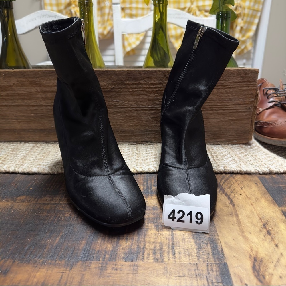 Marc fisher 7-1/2 black 3”heel preowned glorify ankle zip side